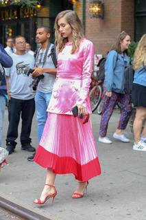 Suki Waterhouse feet photo thumbnail