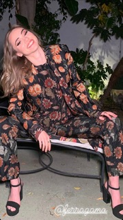 Suki Waterhouse feet photo thumbnail