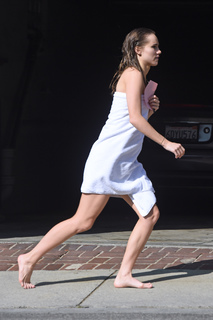 Suki Waterhouse feet photo thumbnail