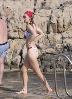 Suki Waterhouse feet photo thumbnail