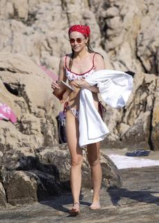 Suki Waterhouse feet photo thumbnail