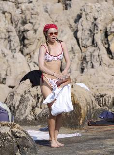 Suki Waterhouse feet photo thumbnail