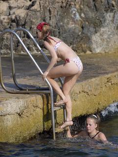 Suki Waterhouse feet photo thumbnail