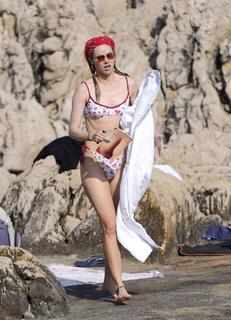 Suki Waterhouse feet photo thumbnail