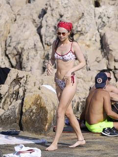 Suki Waterhouse feet photo thumbnail