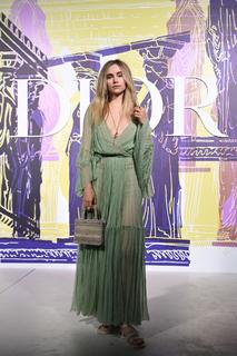 Suki Waterhouse feet photo thumbnail