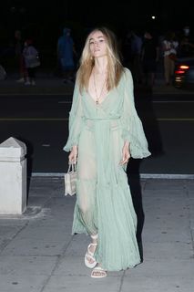 Suki Waterhouse feet photo thumbnail
