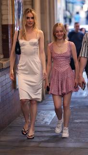 Suki Waterhouse feet photo thumbnail