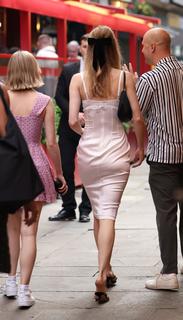 Suki Waterhouse feet photo thumbnail