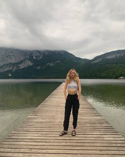 Suki Waterhouse feet photo thumbnail