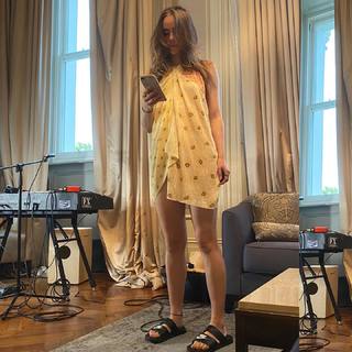 Suki Waterhouse feet photo thumbnail