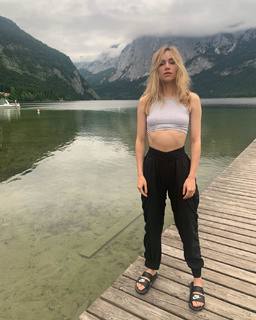 Suki Waterhouse feet photo thumbnail