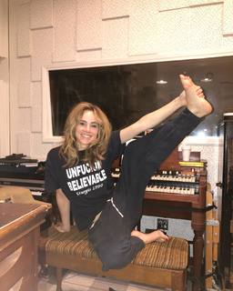 Suki Waterhouse feet photo thumbnail