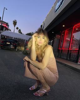 Suki Waterhouse feet photo thumbnail