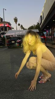 Suki Waterhouse feet photo thumbnail