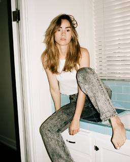 Suki Waterhouse feet photo thumbnail