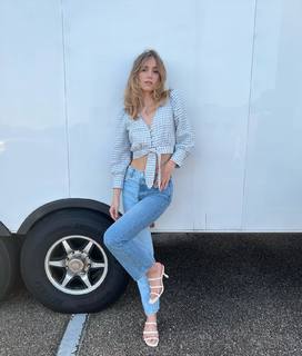 Suki Waterhouse feet photo thumbnail