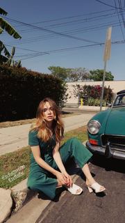 Suki Waterhouse feet photo thumbnail