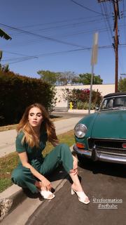 Suki Waterhouse feet photo thumbnail