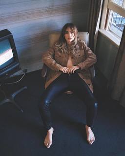 Suki Waterhouse feet photo thumbnail