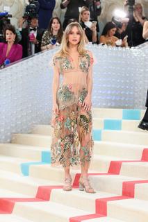 Suki Waterhouse feet photo thumbnail