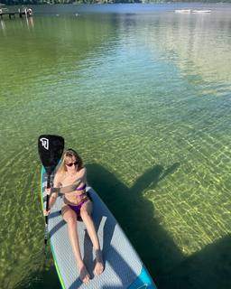 Suki Waterhouse feet photo thumbnail