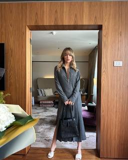 Suki Waterhouse feet photo thumbnail