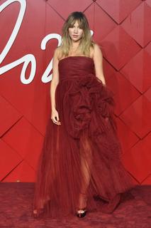 Suki Waterhouse feet photo thumbnail