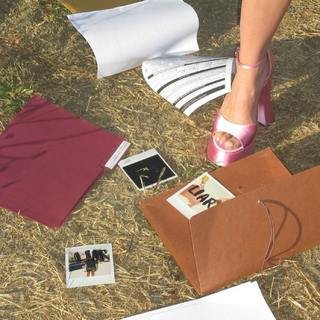 Suki Waterhouse feet photo thumbnail