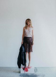 Suki Waterhouse feet photo thumbnail