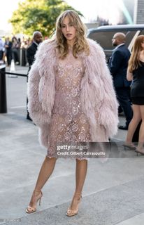 Suki Waterhouse feet photo 1