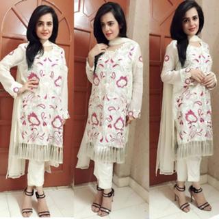 Sumbul Iqbal feet photo 8