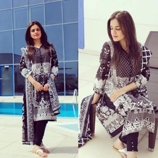 Sumbul Iqbal feet photo 3