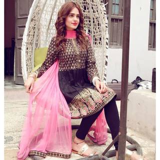 Sumbul Iqbal feet photo 8