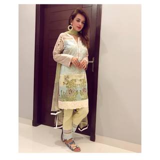 Sumbul Iqbal feet photo 4