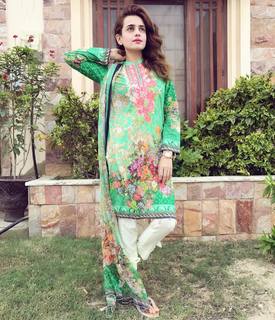 Sumbul Iqbal feet photo 3