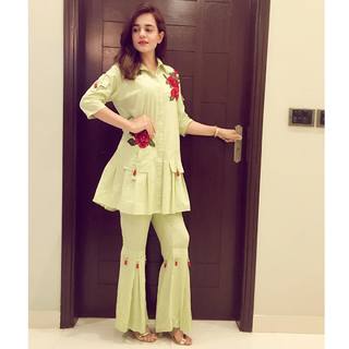 Sumbul Iqbal feet photo 1