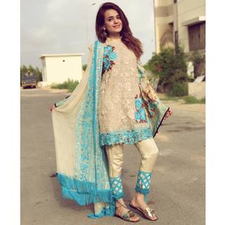 Sumbul Iqbal feet photo 9