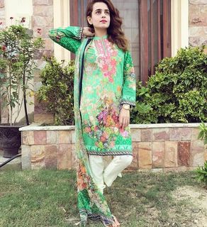 Sumbul Iqbal feet photo 6