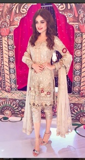 Sumbul Iqbal feet photo 5