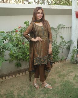 Sumbul Iqbal feet photo 5