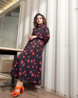 Sumbul Iqbal feet photo 19