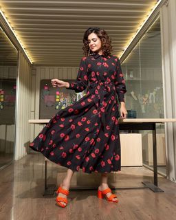 Sumbul Iqbal feet photo 18