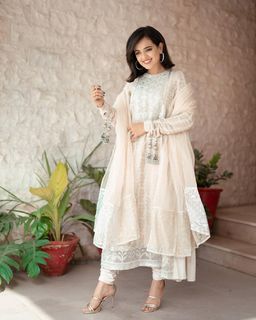 Sumbul Iqbal feet photo 12
