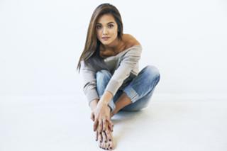 Summer Bishil feet photo 1