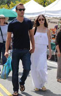 Summer Glau feet photo thumbnail