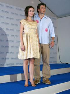 Summer Glau feet photo thumbnail
