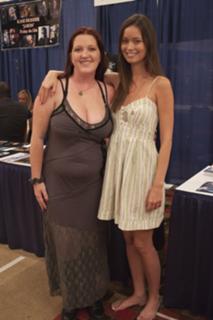 Summer Glau feet photo thumbnail