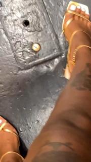 Summer Walker feet photo thumbnail