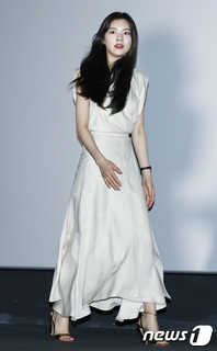 Sun-Bin Lee feet photo 12